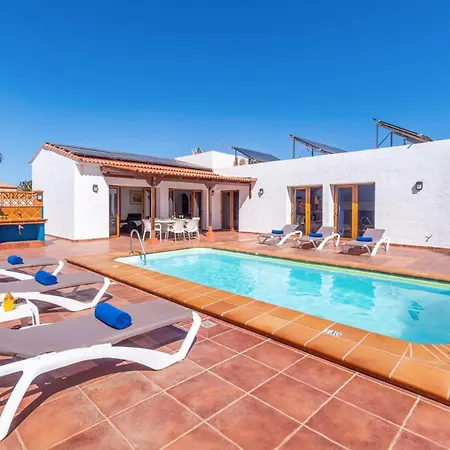 Silvia Ii By Βίλα Κοραλέχο